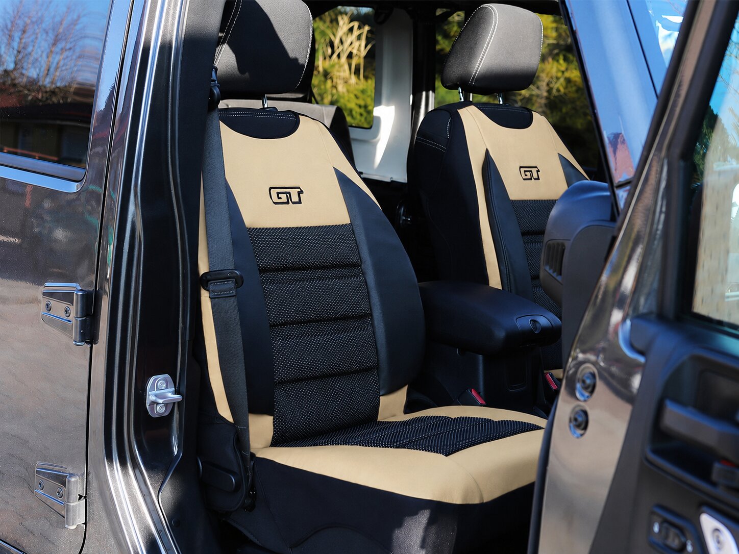 Sitzauflage GT Ergonomic auf einem Vordersitz im Auto