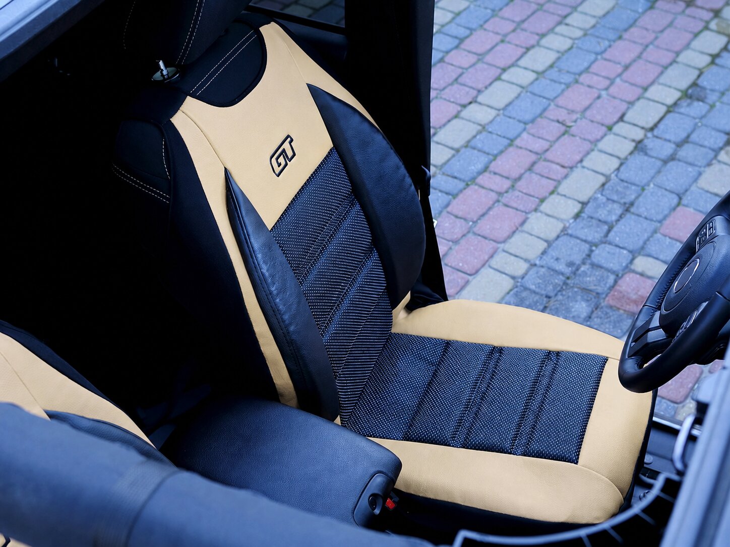 Detail der ergonomischen Sitzauflage GT Ergonomic auf dem Fahrersitz