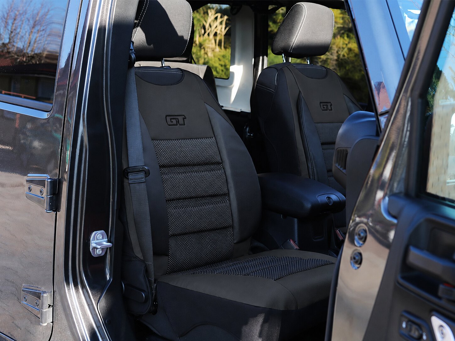 Sitzauflage GT Ergonomic auf einem Vordersitz im Auto