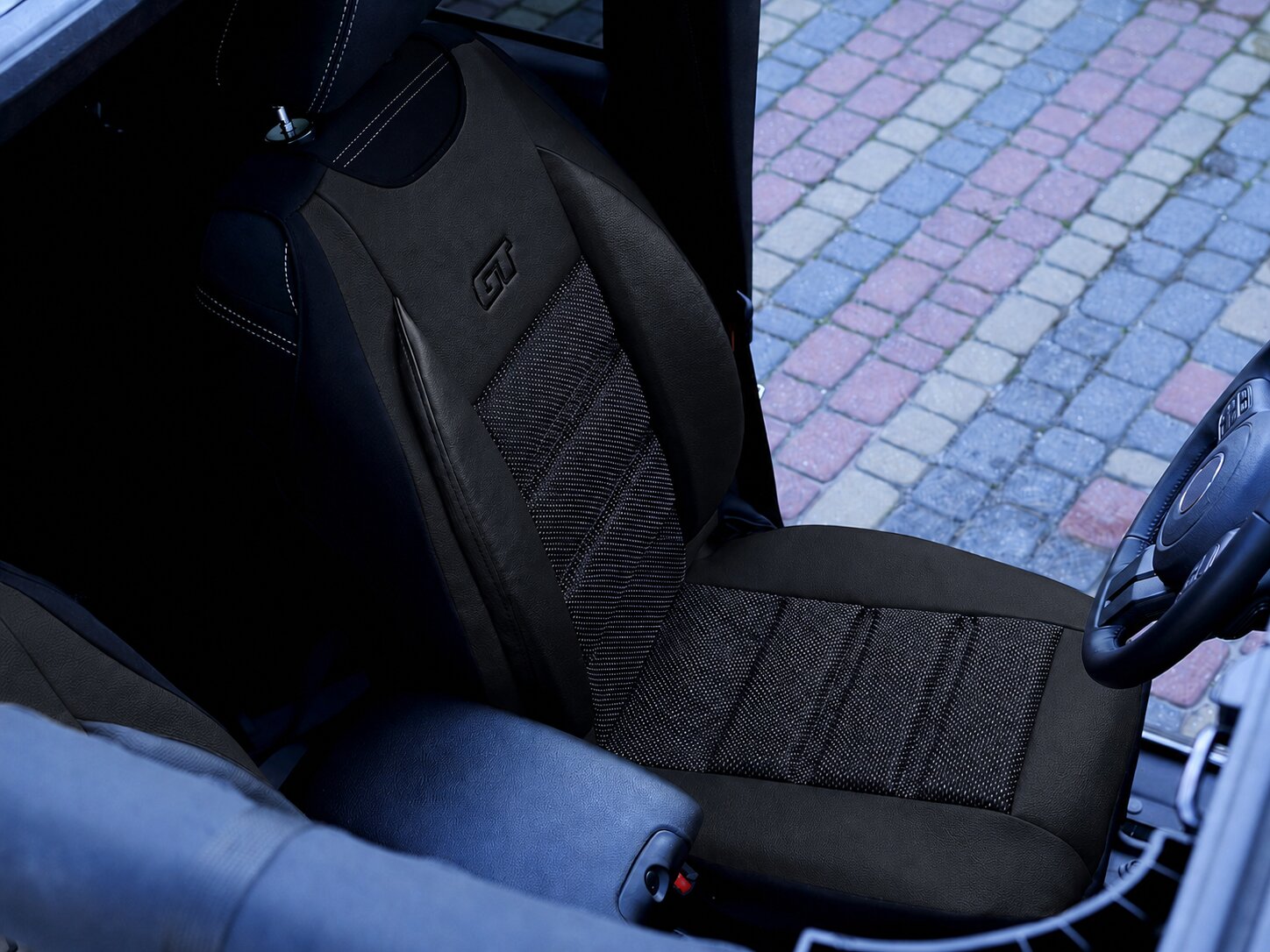 Detail der ergonomischen Sitzauflage GT Ergonomic auf dem Fahrersitz