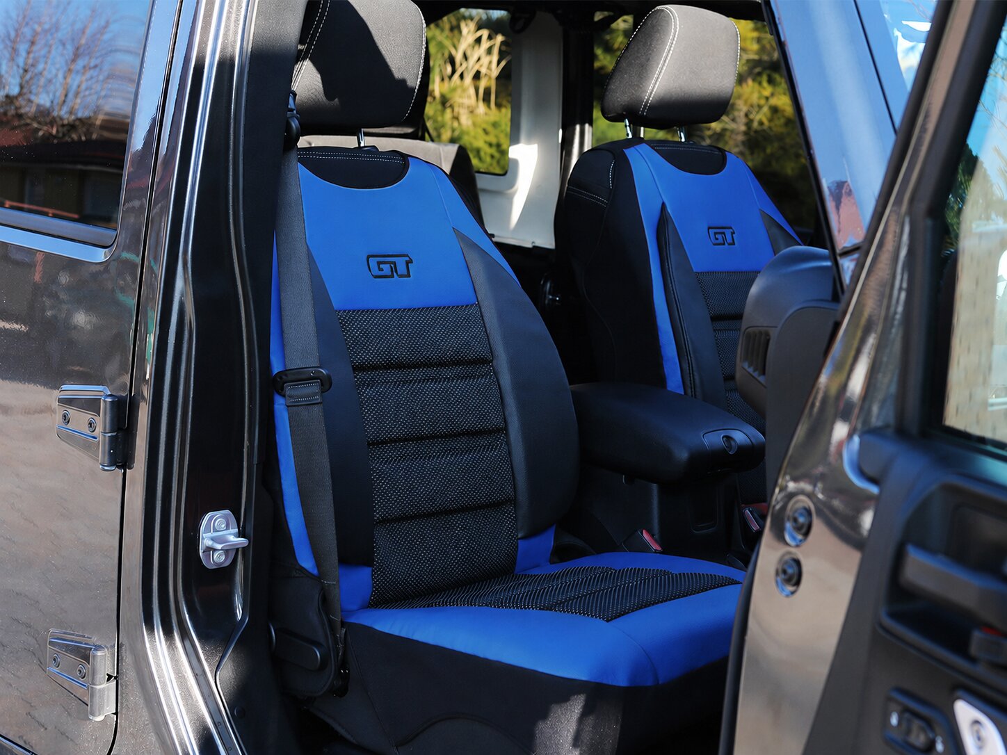 Sitzauflage GT Ergonomic auf einem Vordersitz im Auto