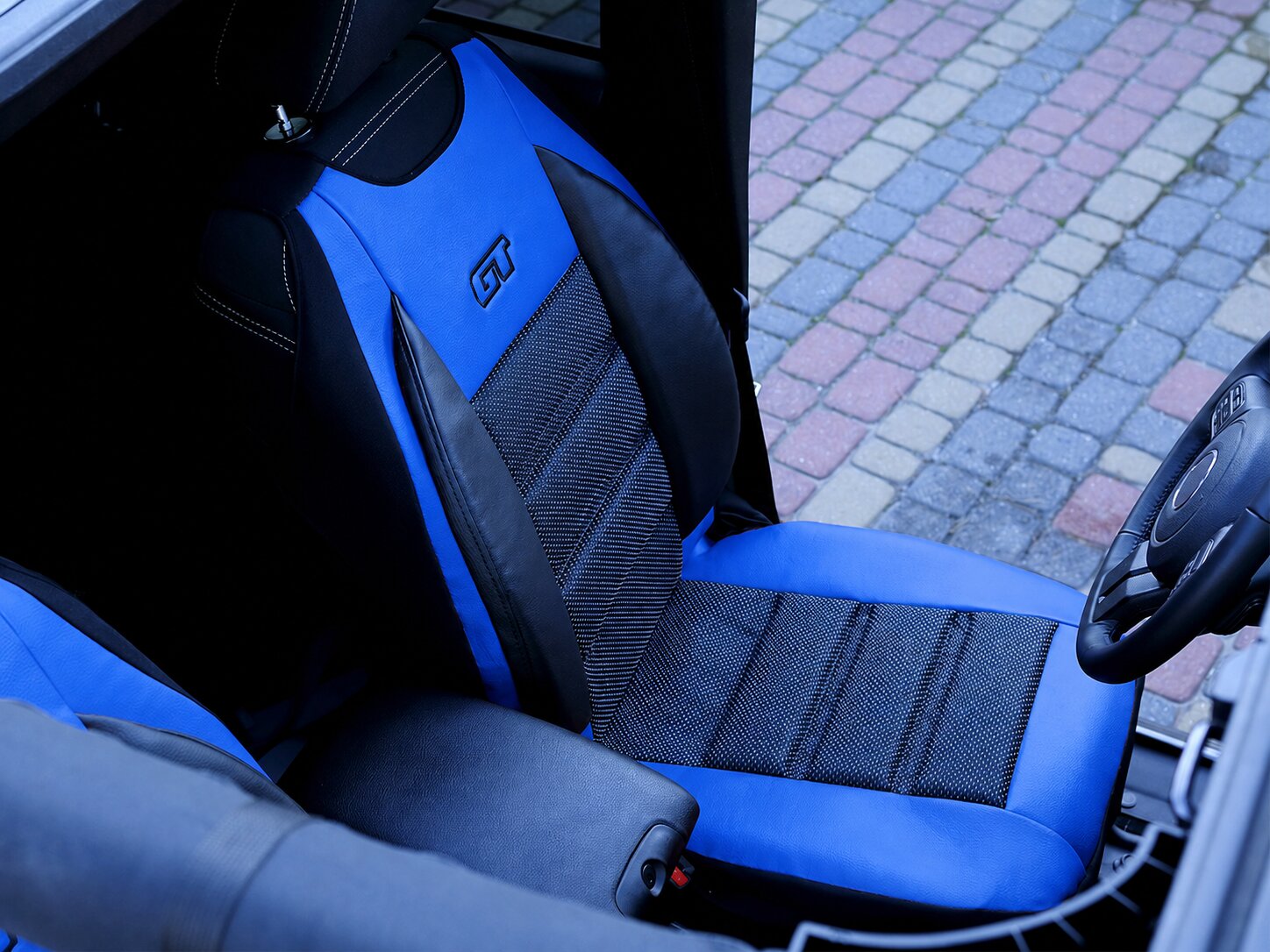 Detail der ergonomischen Sitzauflage GT Ergonomic auf dem Fahrersitz