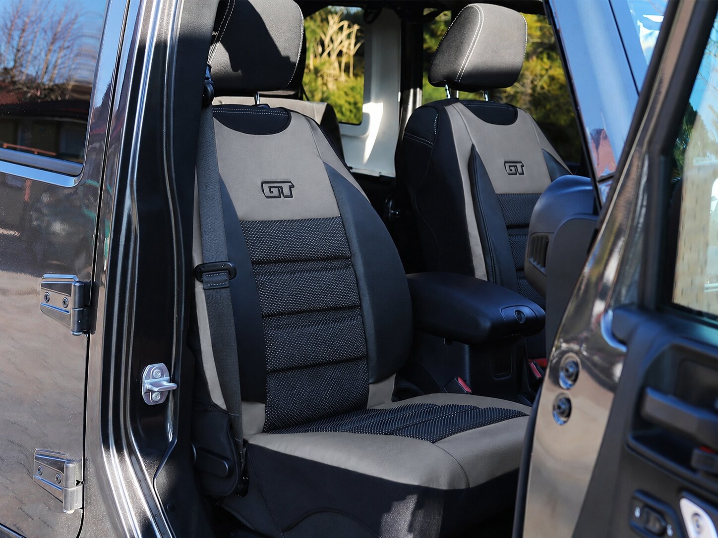 Sitzauflage GT Ergonomic auf einem Vordersitz im Auto