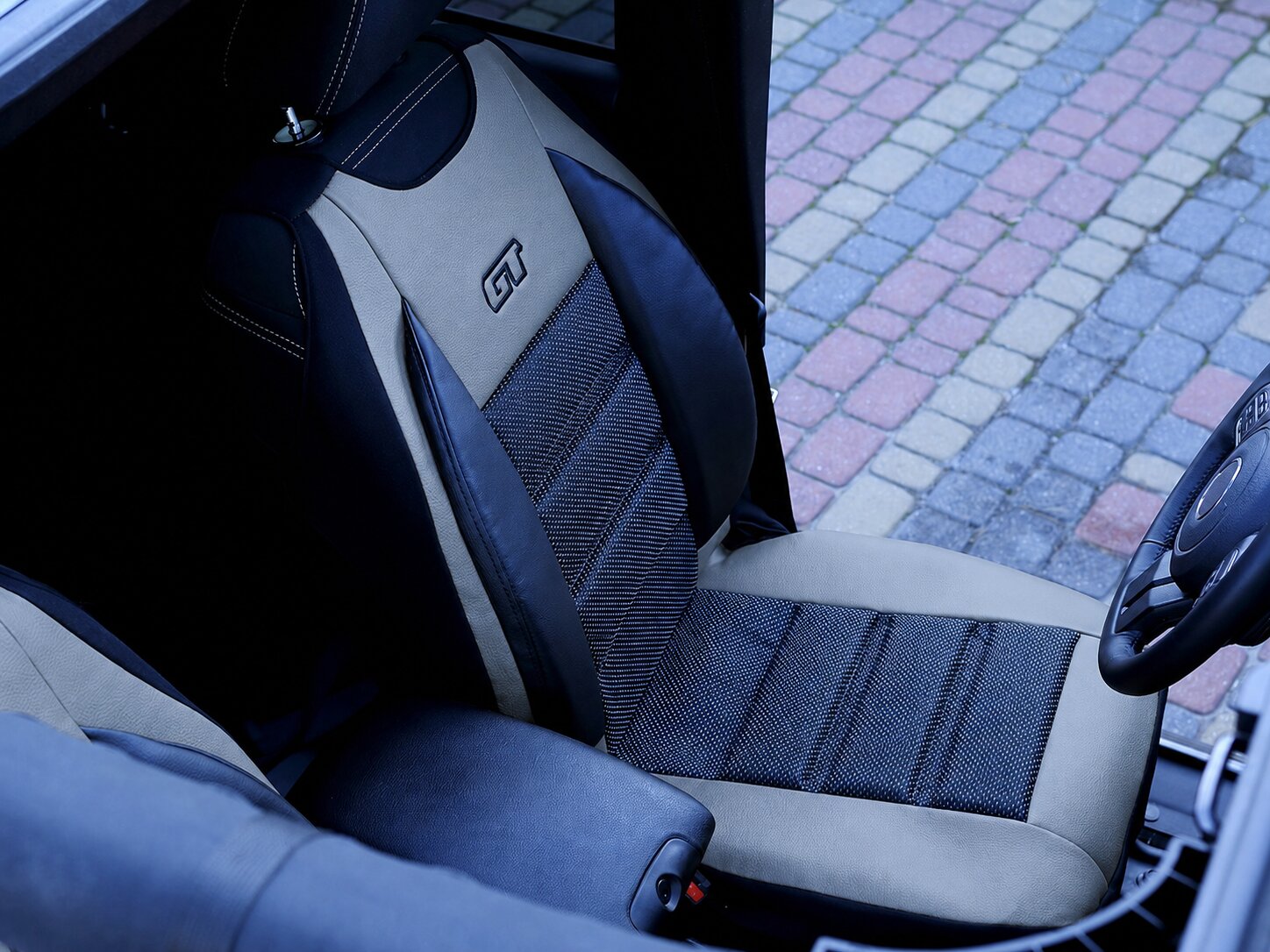 Detail der ergonomischen Sitzauflage GT Ergonomic auf dem Fahrersitz