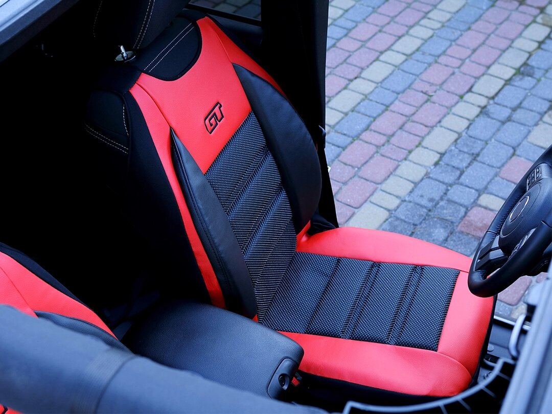Detail der ergonomischen Sitzauflage GT Ergonomic auf dem Fahrersitz