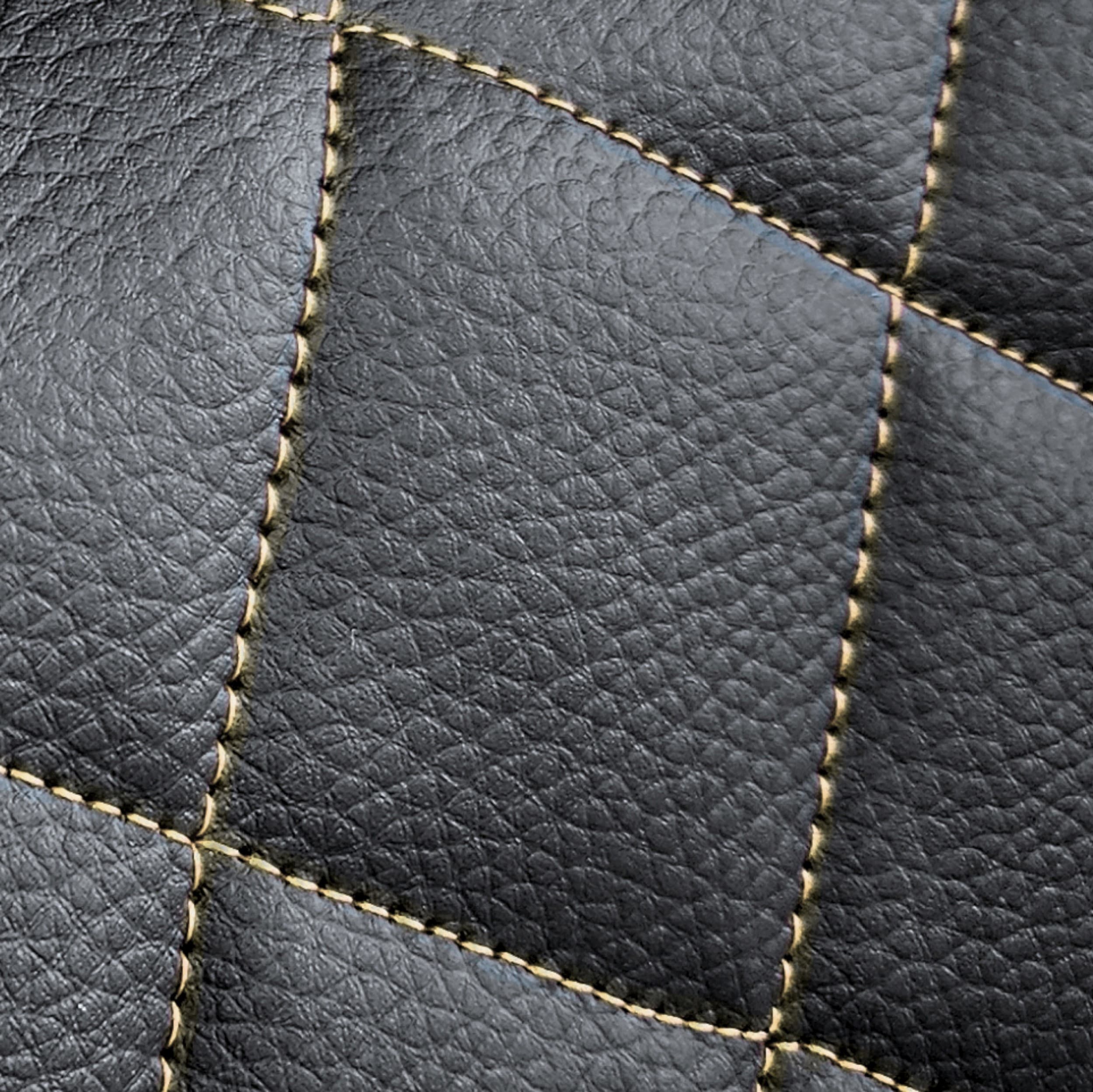 Perfect Line Sitzbezüge - Detail der Rautensteppung mit beigem Faden auf schwarzem Öko-Leder