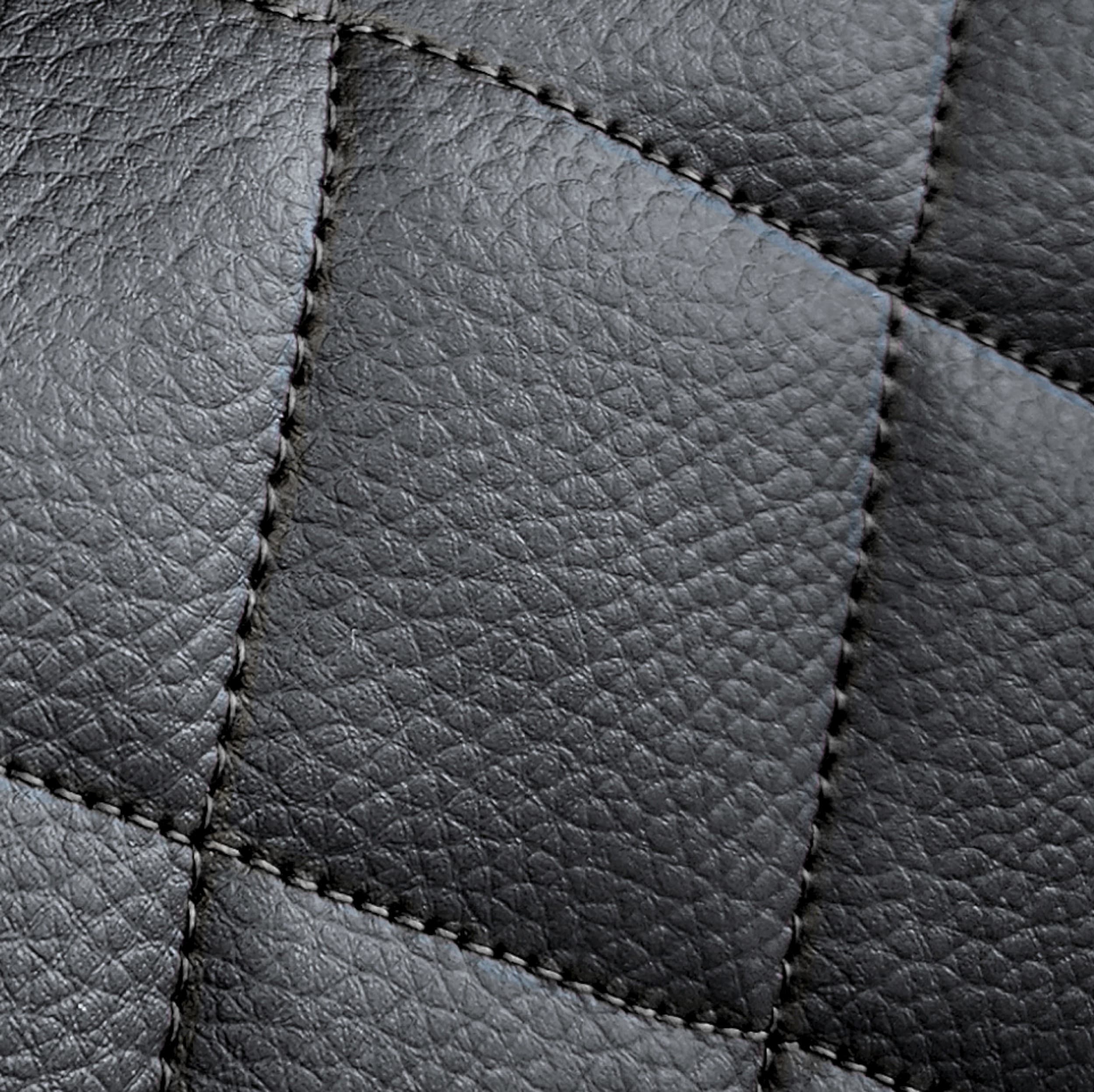 Perfect Line Sitzbezüge - Detail der Rautensteppung mit schwarzem Faden auf schwarzem Öko-Leder