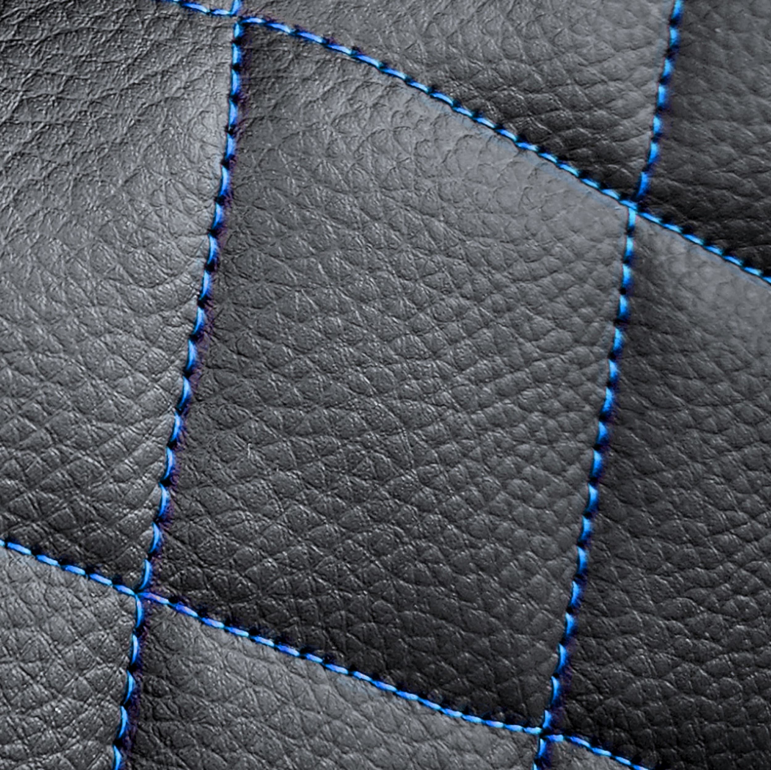 Perfect Line Sitzbezüge - Detail der Rautensteppung mit blauem Faden auf schwarzem Öko-Leder