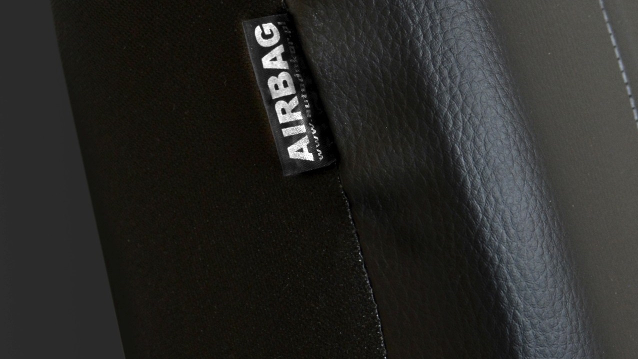 Detail des zertifizierten AIRBAG-Labels an der Seite des schwarzen Bezugs