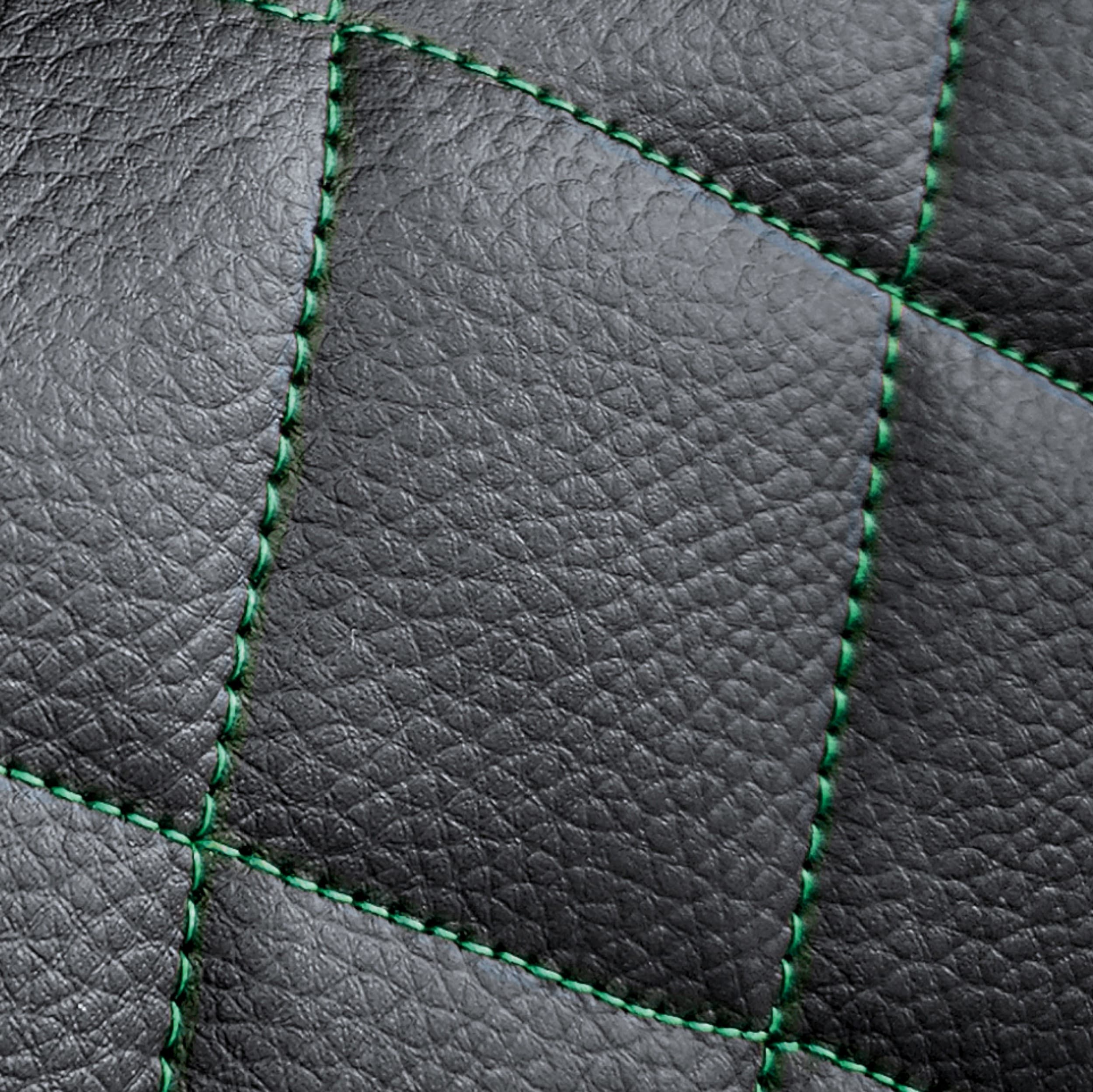 Perfect Line Sitzbezüge - Detail der Rautensteppung mit grünem Faden auf schwarzem Öko-Leder