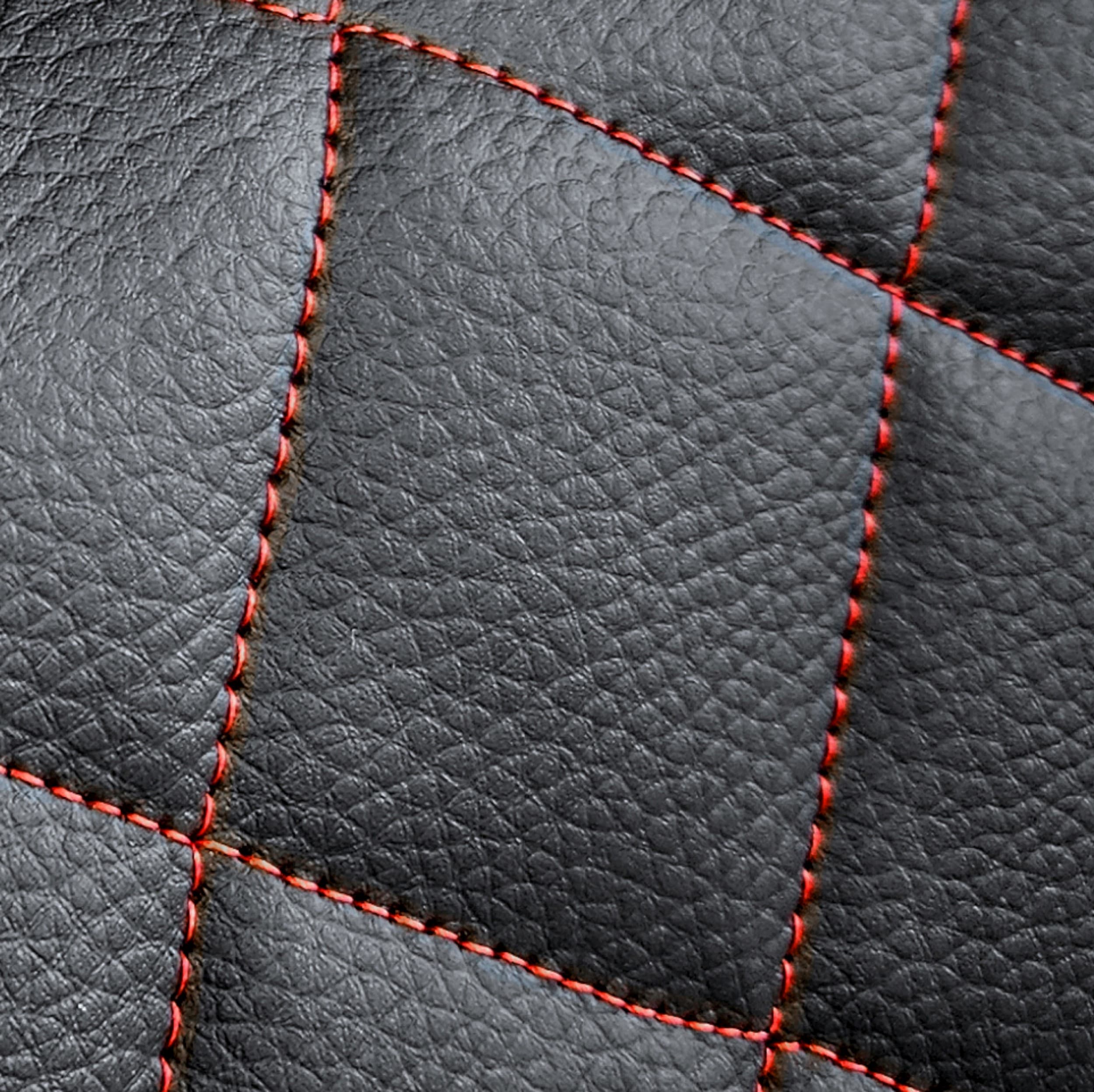 Perfect Line Sitzbezüge - Detail der Rautensteppung mit rotem Faden auf schwarzem Öko-Leder