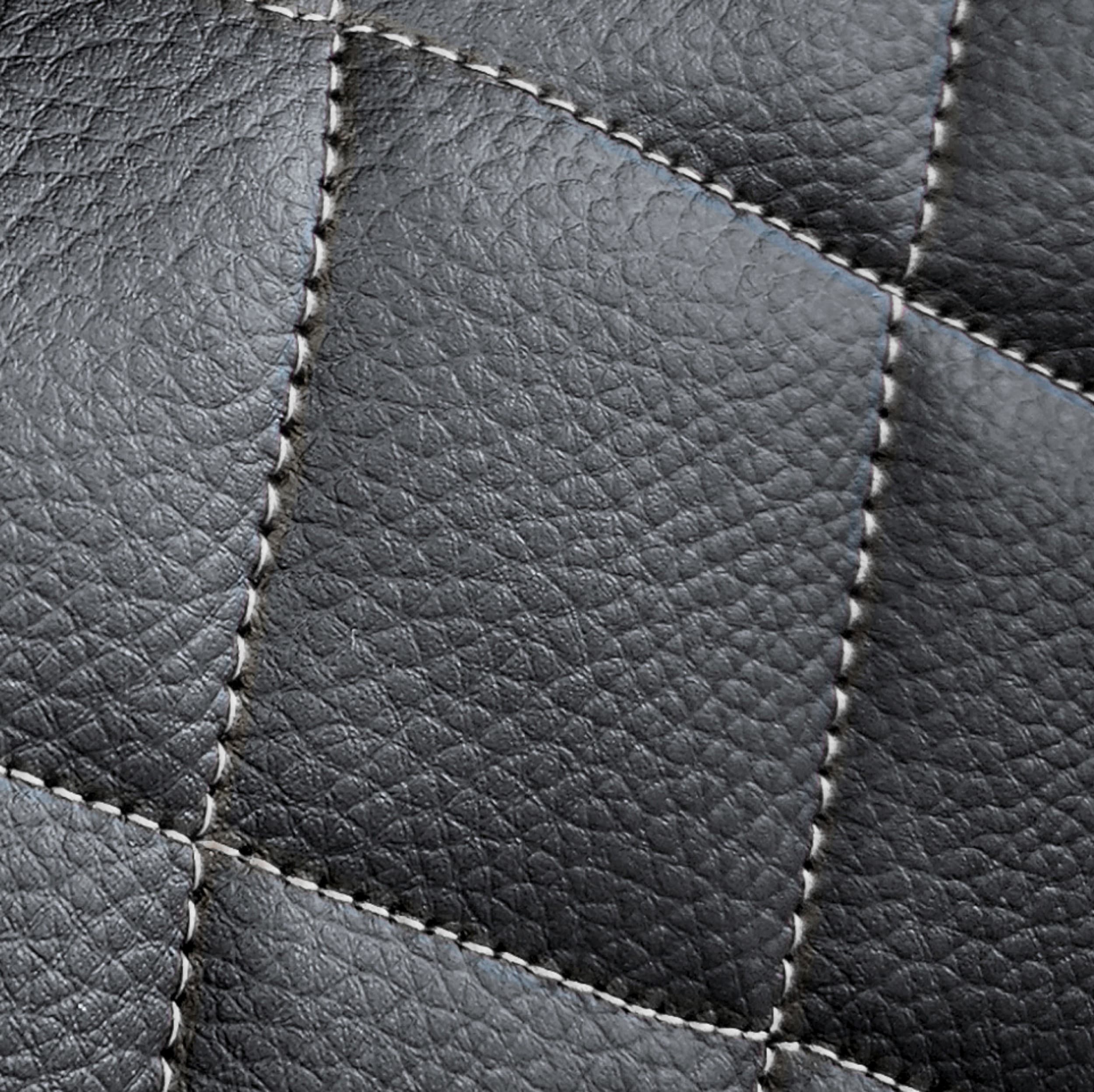 Perfect Line Sitzbezüge - Detail der Rautensteppung mit silbernem Faden auf schwarzem Öko-Leder