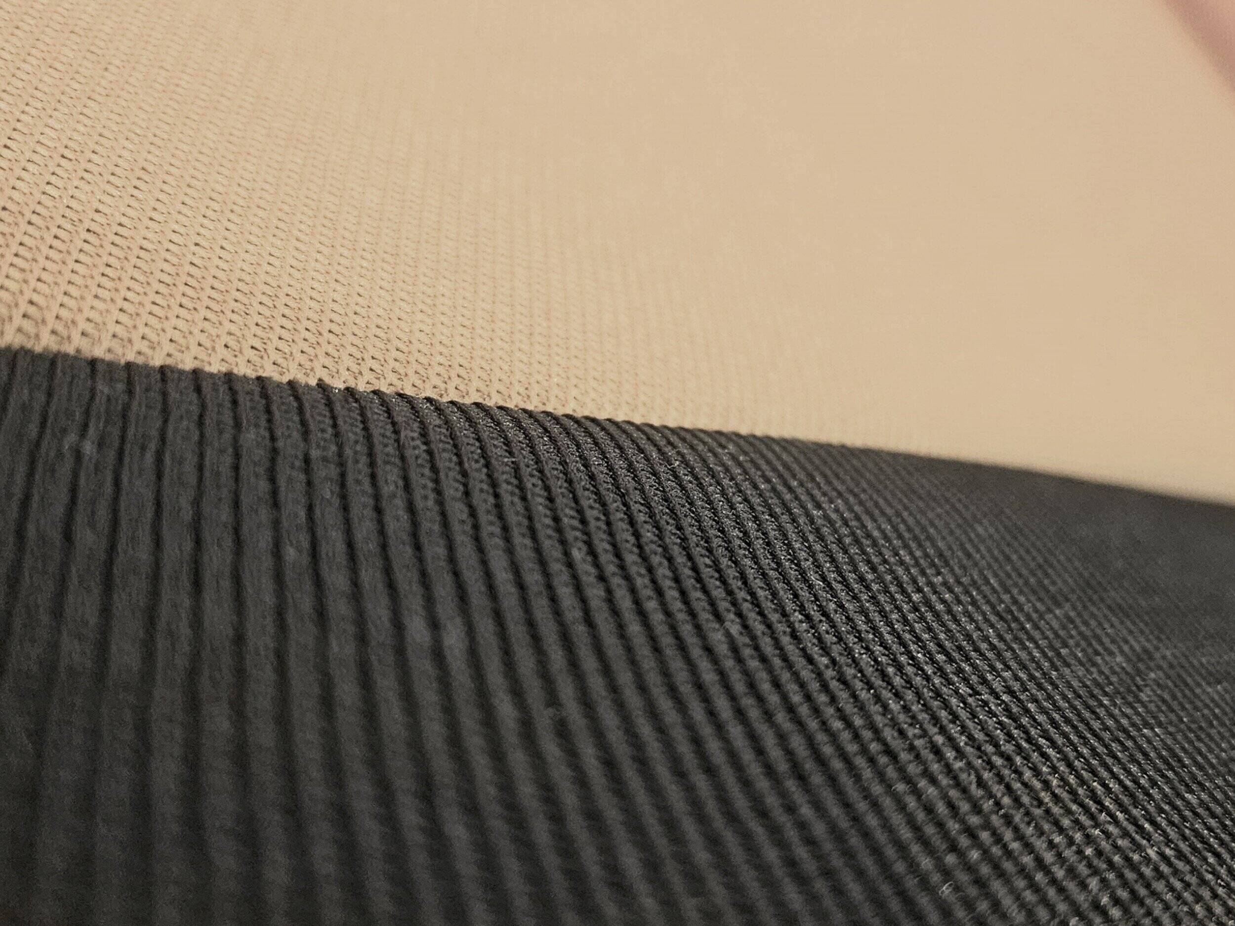 Detail von Material und RS Stickerei an den Autositzbezügen