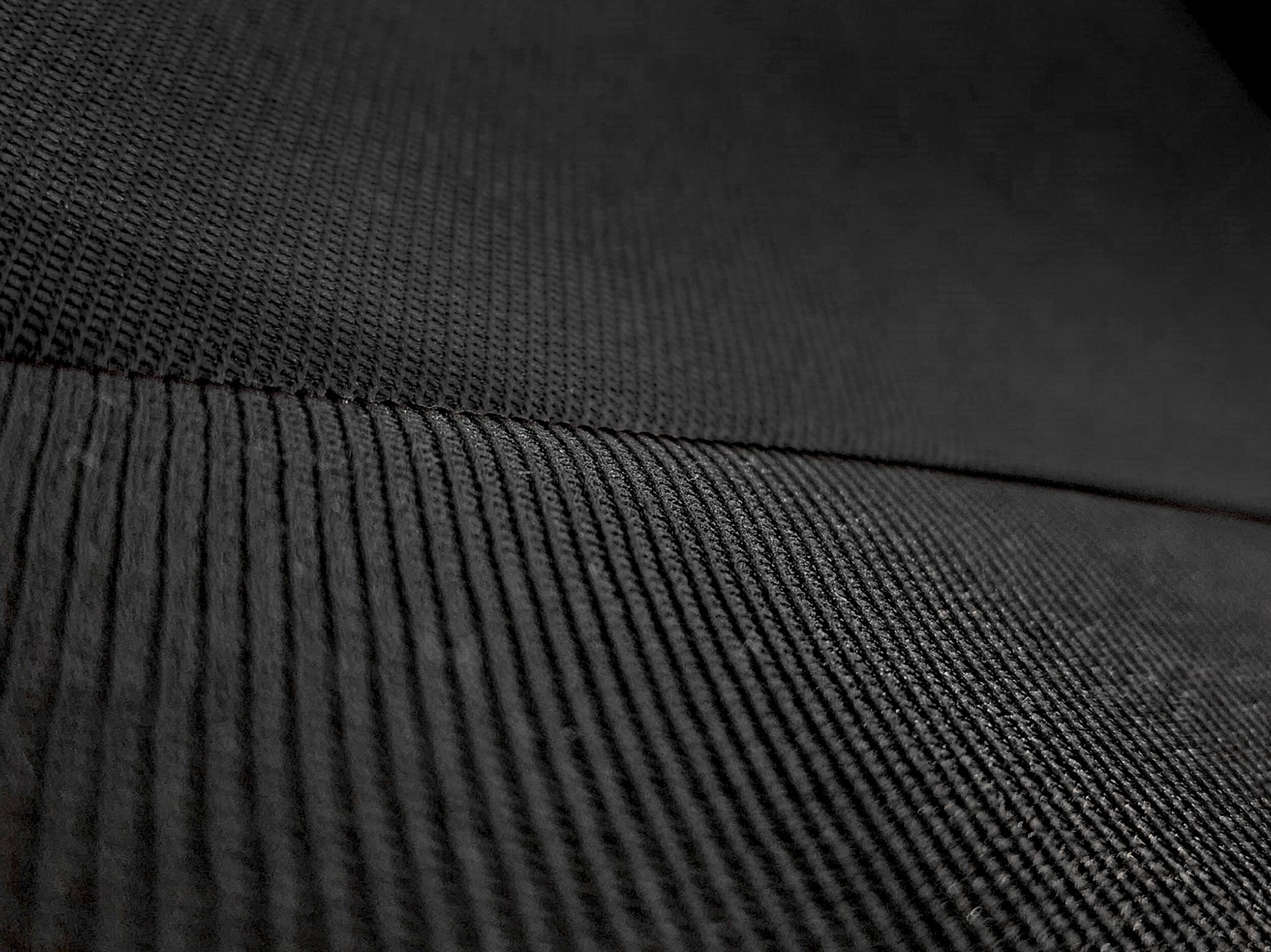 Detail von Material und RS Stickerei an den Autositzbezügen