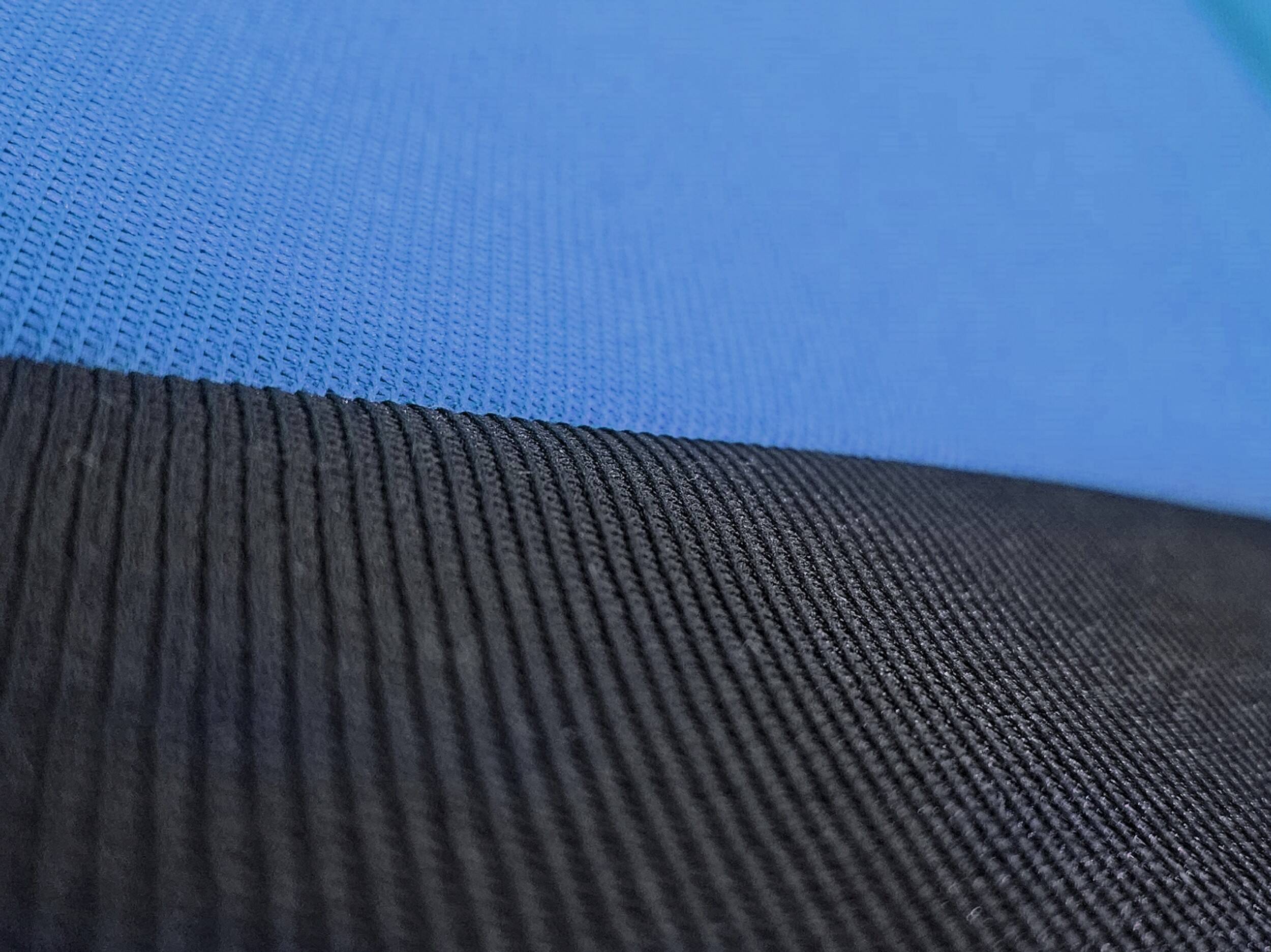 Detail von Material und RS Stickerei an den Autositzbezügen
