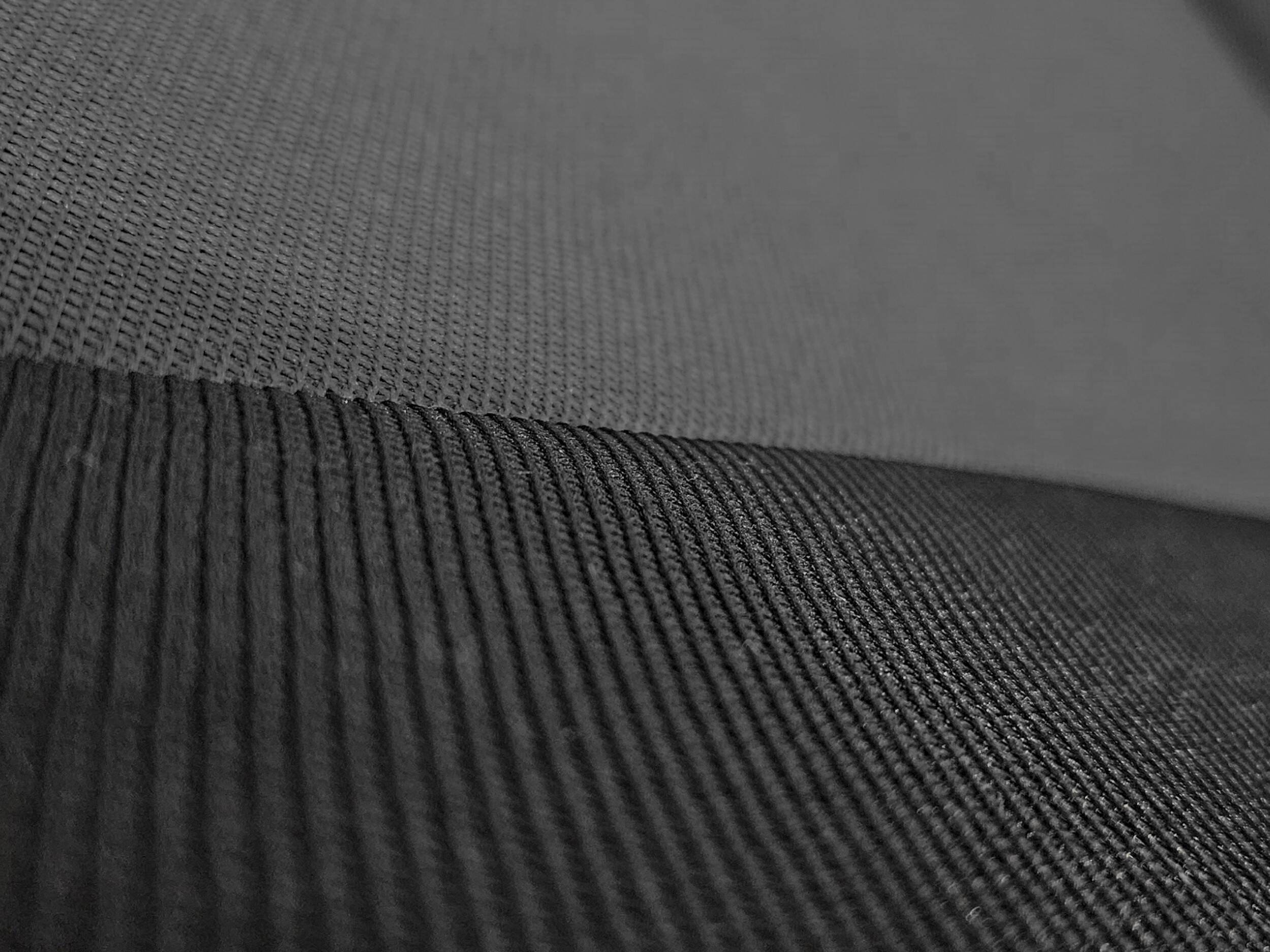 Detail von Material und RS Stickerei an den Autositzbezügen