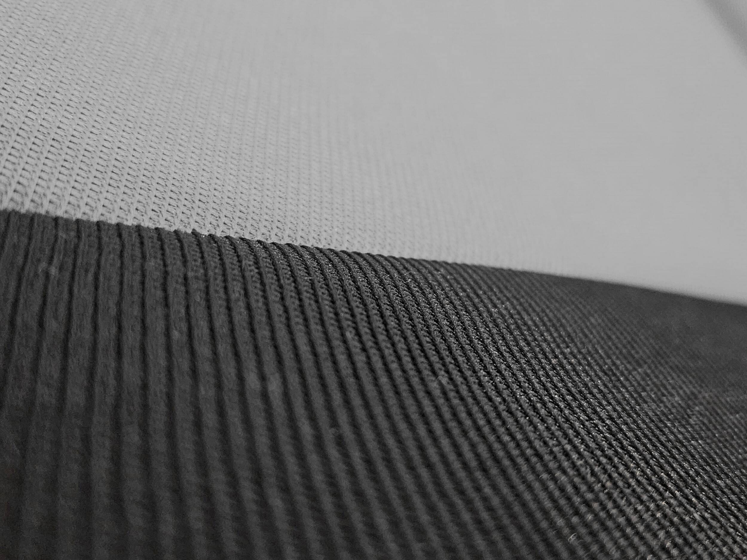 Detail von Material und RS Stickerei an den Autositzbezügen