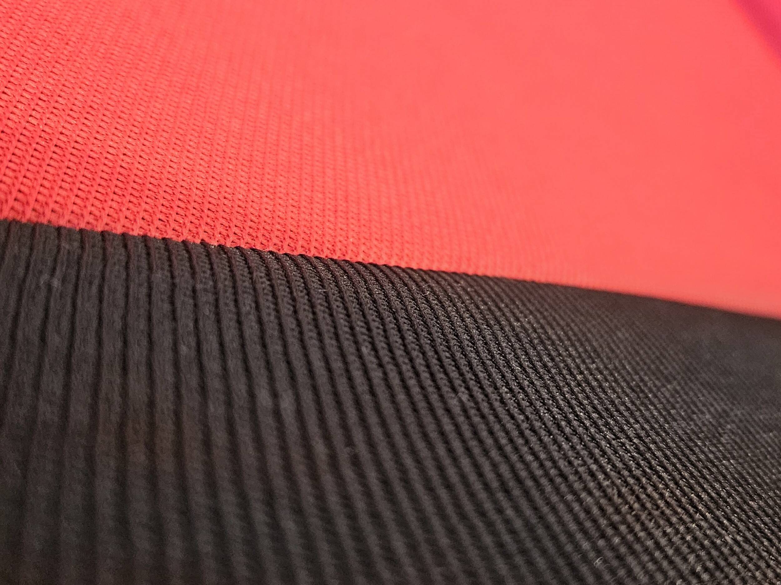Detail von Material und RS Stickerei an den Autositzbezügen