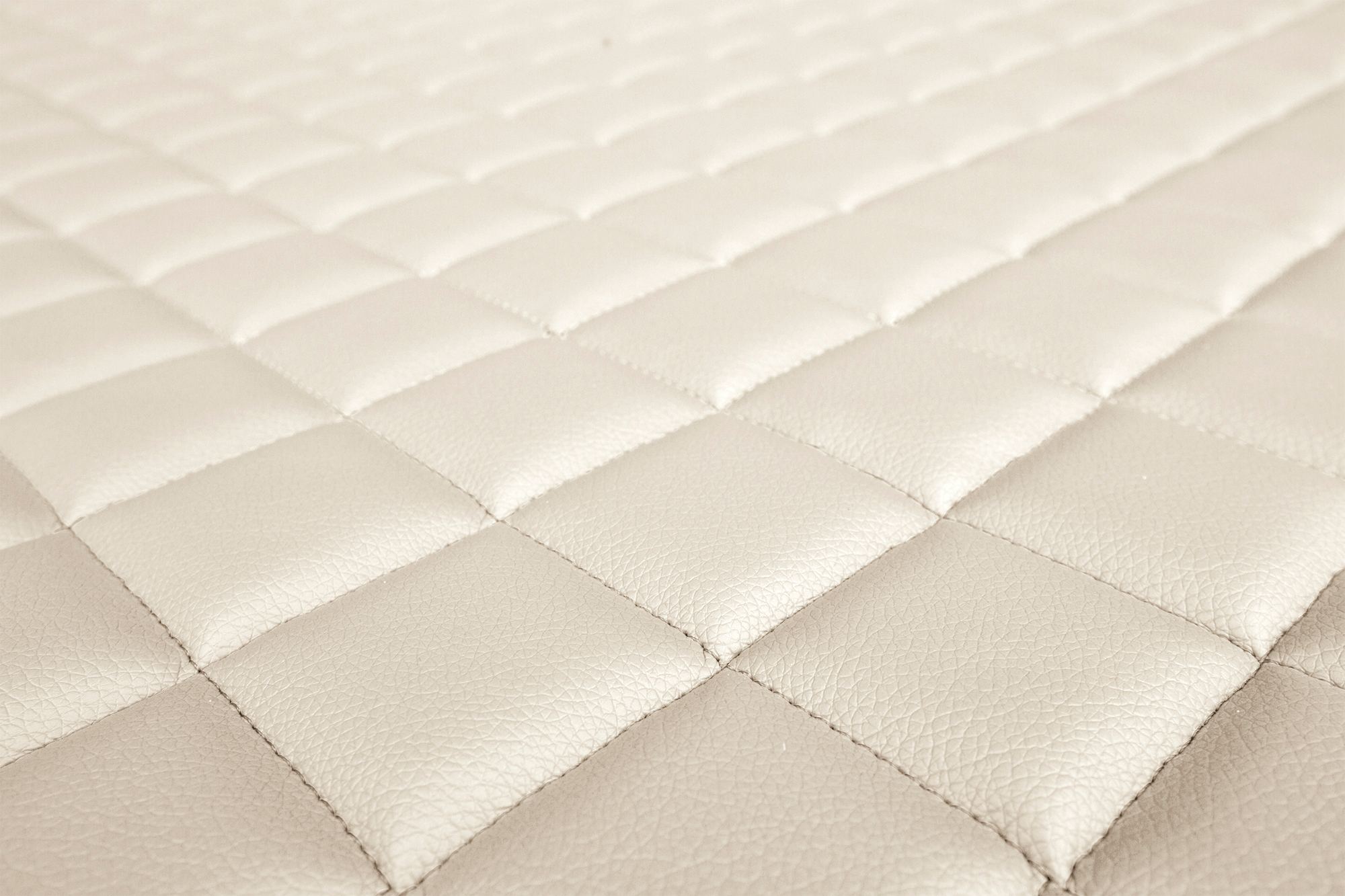 Detail der Oberfläche und Steppung der Sitzbezüge ELEGANCE Q: Hellbeige