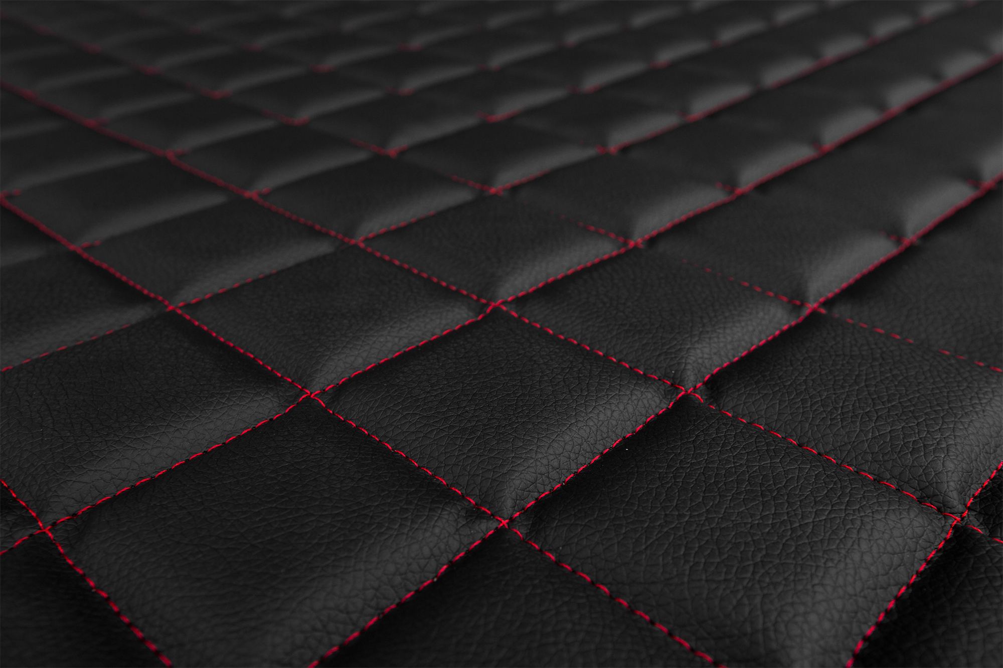 Detail der Oberfläche und Steppung der Sitzbezüge ELEGANCE Q: Schwarz-Rot
